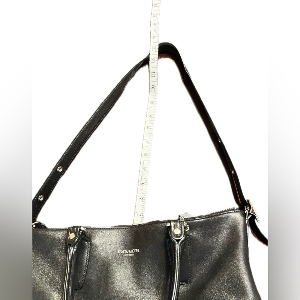 Coach Woman’s purse bag black silver zippers adjustable strap travel luxury - Picture 8 of 10